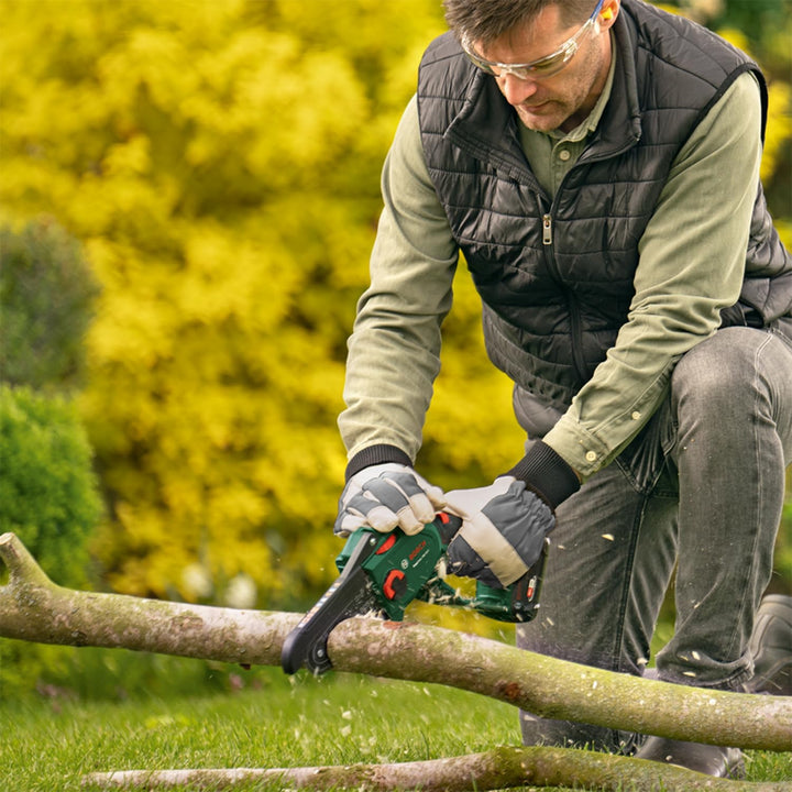 Bosch kompakter Akku-Hochentaster EasyChain 18V-15-7 (Zum Schneiden von Holz; 18 Volt System; Ketten