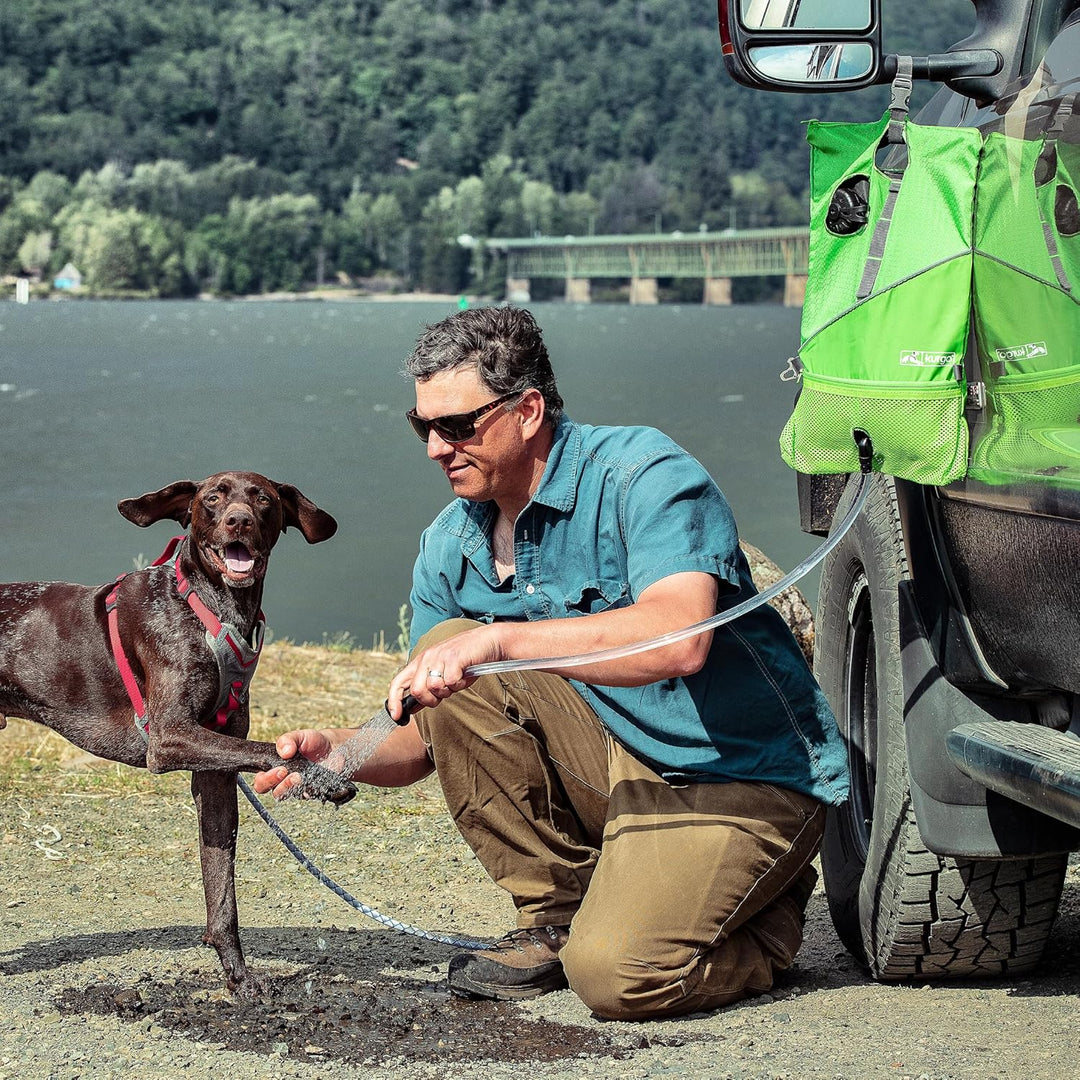 Kurgo Hunde-Dusche für unterwegs, Tragbarer Wassertank mit Duschkopf, Zum Waschen von schlammigen Pf