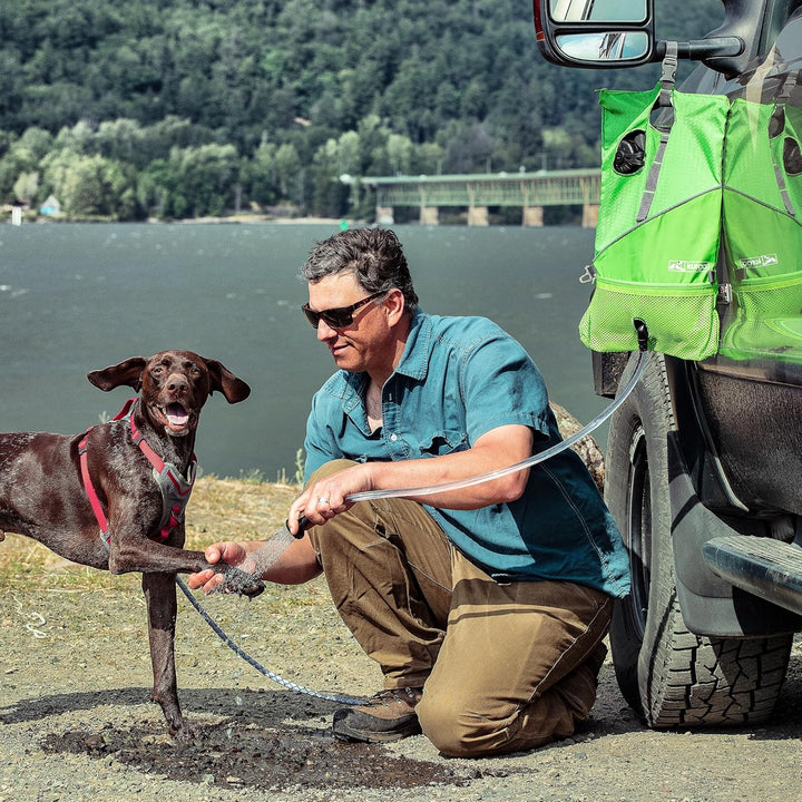 Kurgo Hunde-Dusche für unterwegs, Tragbarer Wassertank mit Duschkopf, Zum Waschen von schlammigen Pf