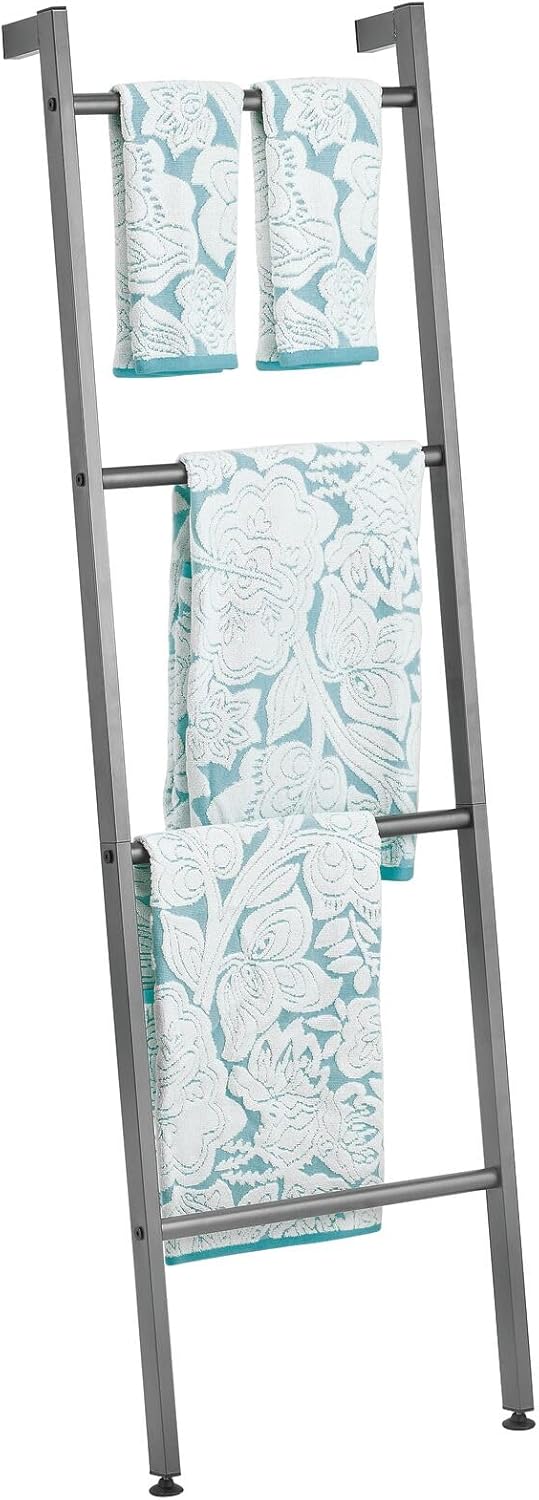 mDesign freistehende Handtuchleiter für das Badezimmer – Handtuchständer mit 4 Ebenen aus Metall – H