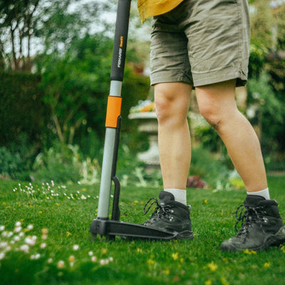 Fiskars Teleskop-Unkrautstecher, Länge 1 - 1,19 m, Rostfreie Stahl-Arme/Kunststoffgriff, Schwarz/Ora