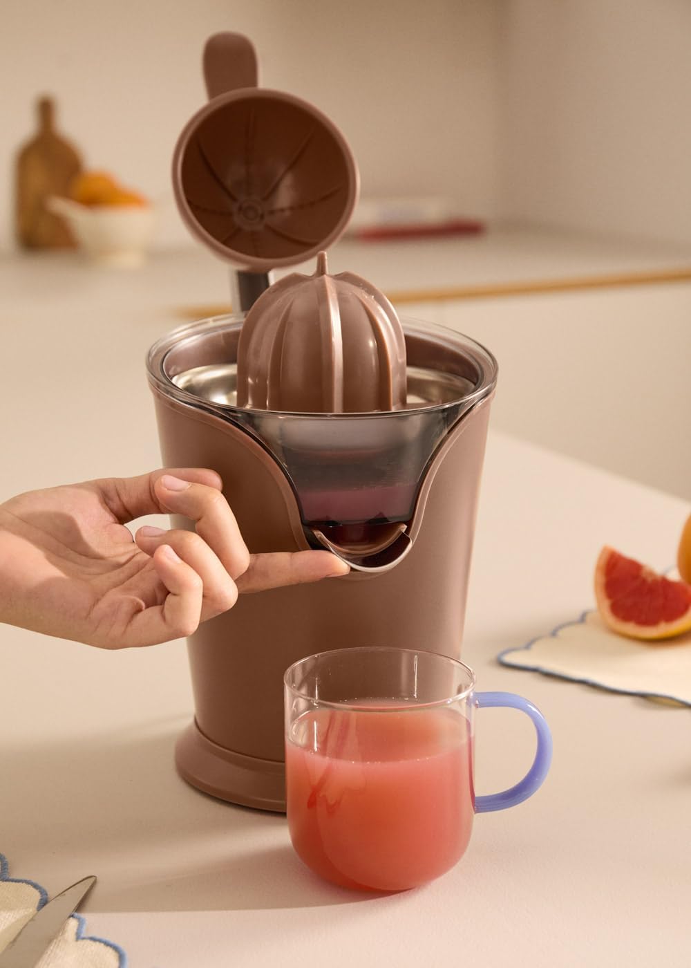 CREATE/JUICER PRESS/Elektrische Zitruspresse mit Hebel in Mokka/Spritzfrei, 250ml Behälter, Fruchtfl