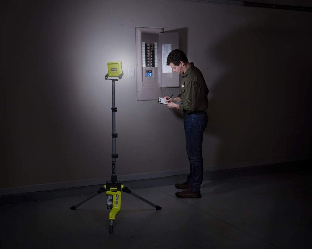 RYOBI 18 V ONE+ Akku-Stativ-LED Strahler R18TL-0 (48 LEDs, max. Lumen 2700, Leuchtweite bis zu 10m,