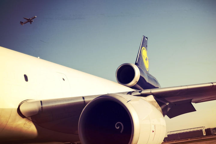 PilotsEYE.tv | QUITO | Cockpitmitflug MD-11F | Lufthansa Cargo | "Lady's trip to the closed strip" |