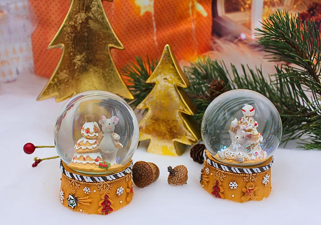 Schüttelkugel, Glaskugel Weihnachten, Weihnachtkugel, Schneekugel als Maus mit leckernen Törtchen un