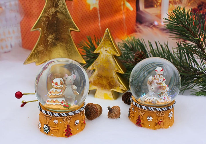 Schüttelkugel, Glaskugel Weihnachten, Weihnachtkugel, Schneekugel als Maus mit leckernen Törtchen un