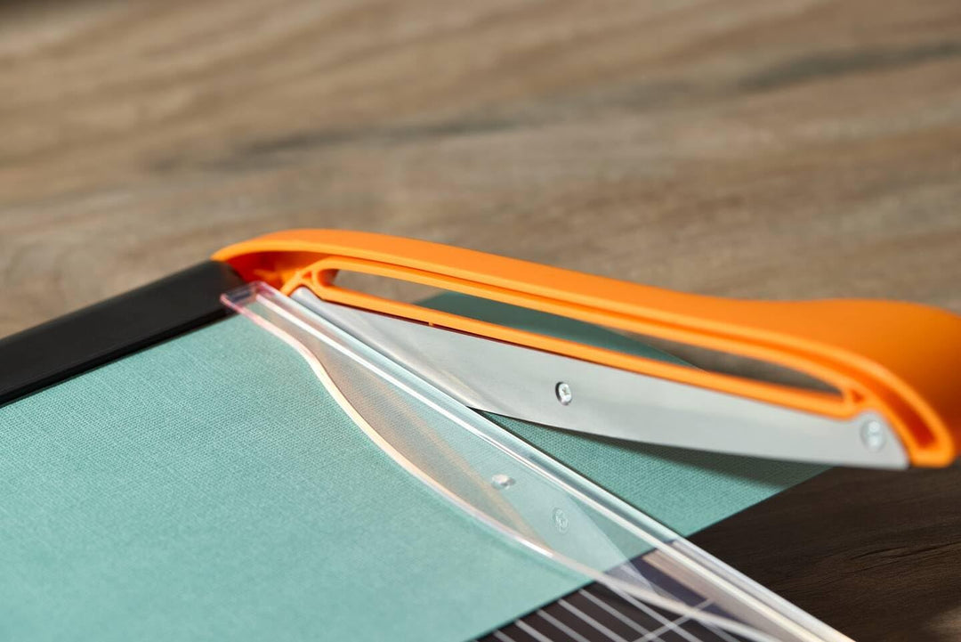 Fiskars Hebel-Papierschneidemaschine, A5-Hochformat, A4-Querformat, Selbstschärfende Klinge, Mit Fin