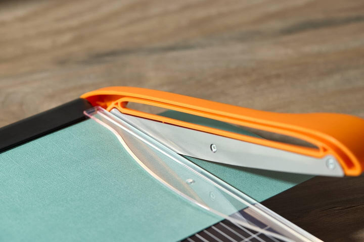 Fiskars Hebel-Papierschneidemaschine, A5-Hochformat, A4-Querformat, Selbstschärfende Klinge, Mit Fin