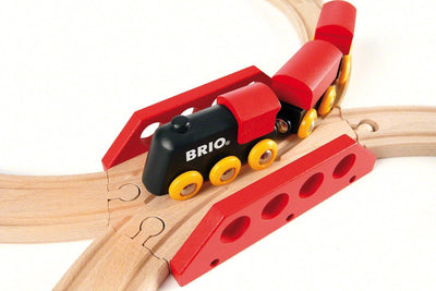 BRIO 33028 - Bahn Acht Set Classic Line - Zwei Schienenkreise mit Frachtzug, Holzbahnhof und Holzbrü