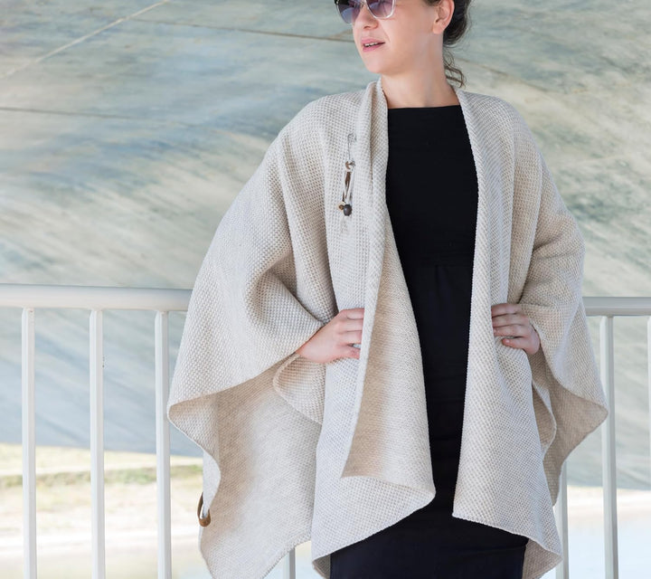 KNIT FACTORY - Jazz Poncho - Elegant Gestrickter Damen Cape - Wickelschal mit Wolle - Hochwertige Qu