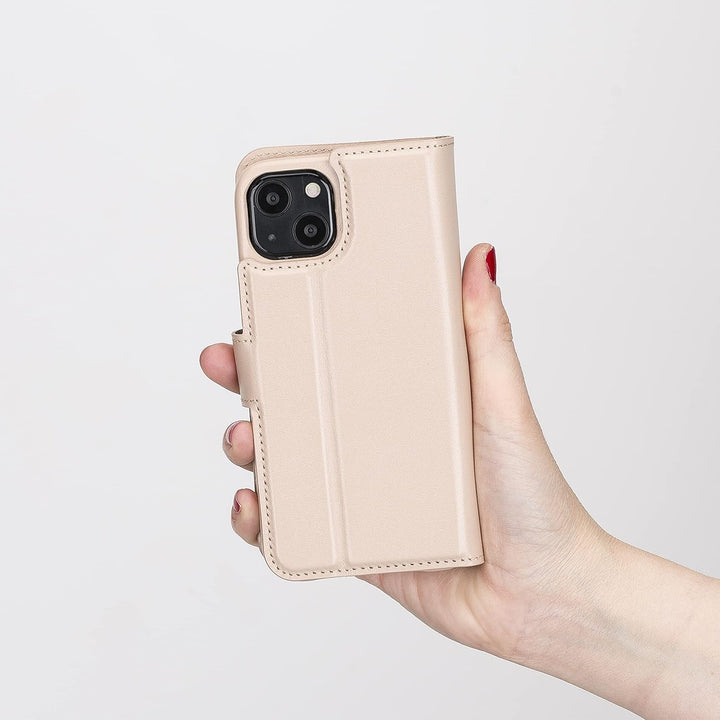 Solo Pelle Lederhülle kompatibel für iPhone 13 in 6.1 Zoll abnehmbare Hülle (2in1) inkl. Kartenfäche