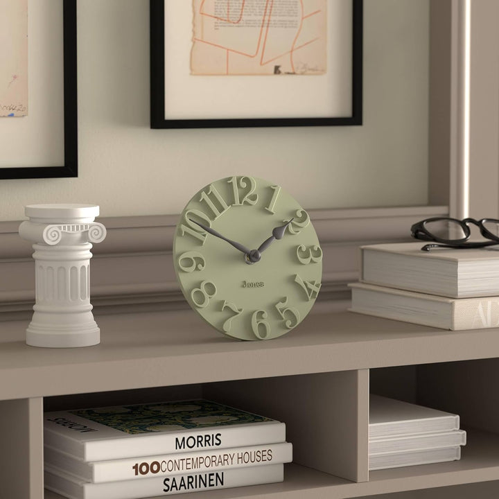 JONES CLOCKS® Hampstead Schreibtischuhr | Freistehend | Salbeigrün | Elegante erhöhte, geformte ziff