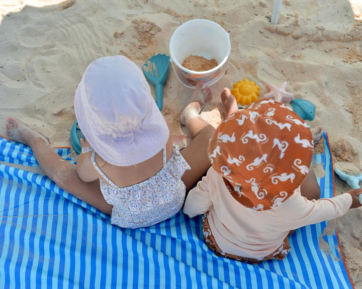 Quut – Strand-/Poolhandtuch für Kinder mit Spiel – Ultraschnell trocknende Mikrofaser, sandfrei – ko