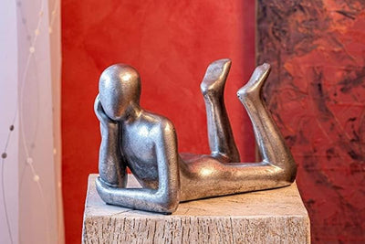 IDYL Moderne Skulptur Figur Sandsteinguss Lying Man | wetterfest |silberfb. | Masse 31x14x19 cm | De