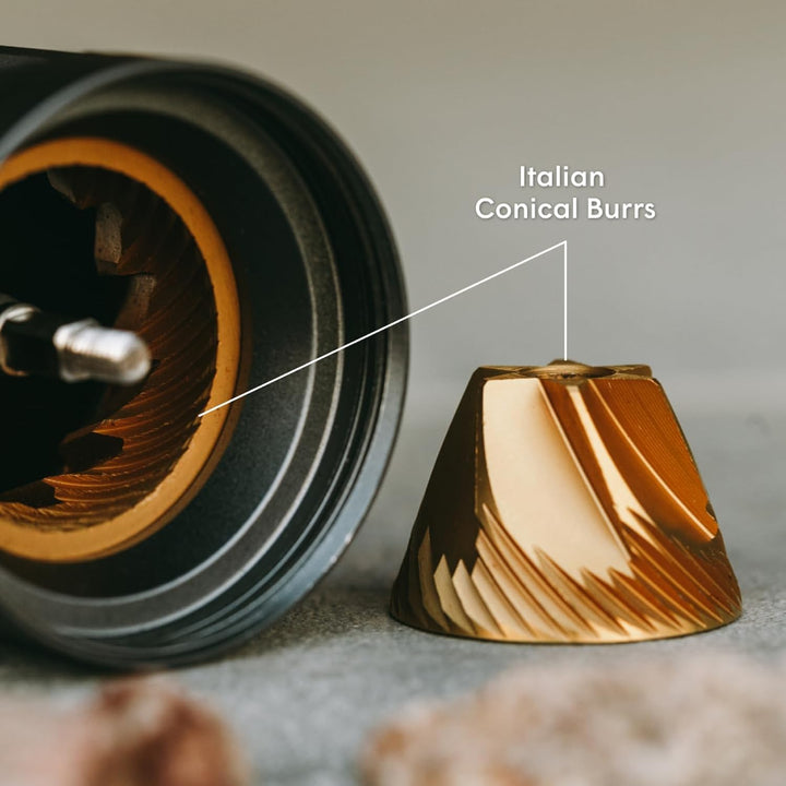 AeroPress Manuelle Kaffeemühle - Tragbare Handmühle mit titanbeschichteten Kegelmahlwerken, 60 Mahlg
