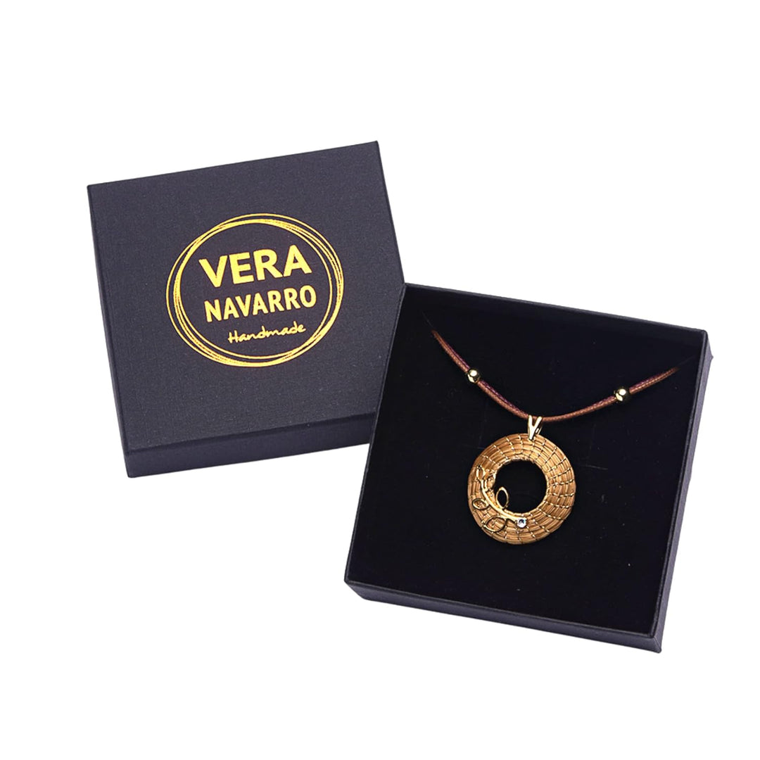 VERA NAVARRO - Halskette mit Goldenem Offenem Mandala-Anhänger aus Pflanzlichem Gold Ø 30 mm - Doppe