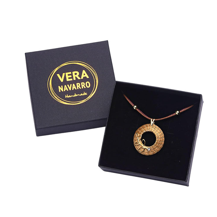 VERA NAVARRO - Halskette mit Goldenem Offenem Mandala-Anhänger aus Pflanzlichem Gold Ø 30 mm - Doppe