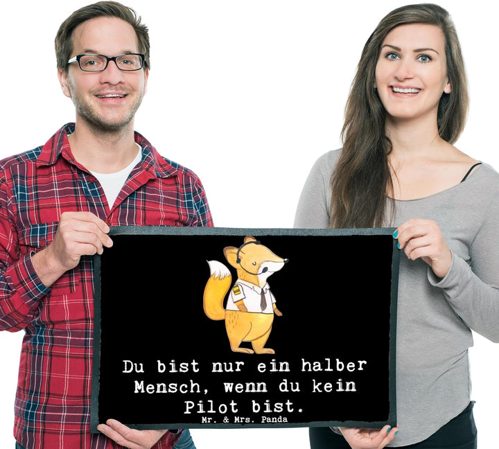 Mr. &amp; Mrs. Panda 50 x 75 cm Fussmatte Pilot mit Herz - Geschenk, Motivfussmatte, Flugkapitän, Flugze