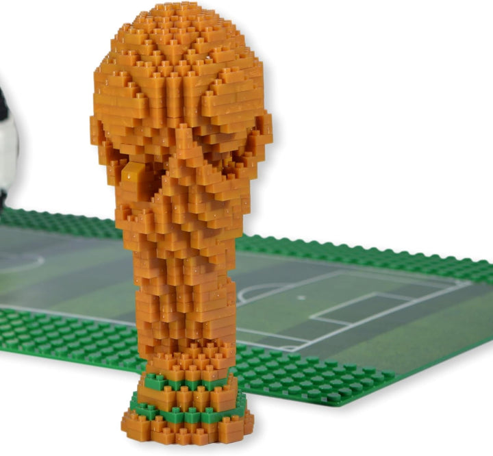 Fussball-Weltpokal zum Bauen mit Mini-Bausteinen. 3D Sammlertrophäe. Sportliche Dekorationsfigur. Ge