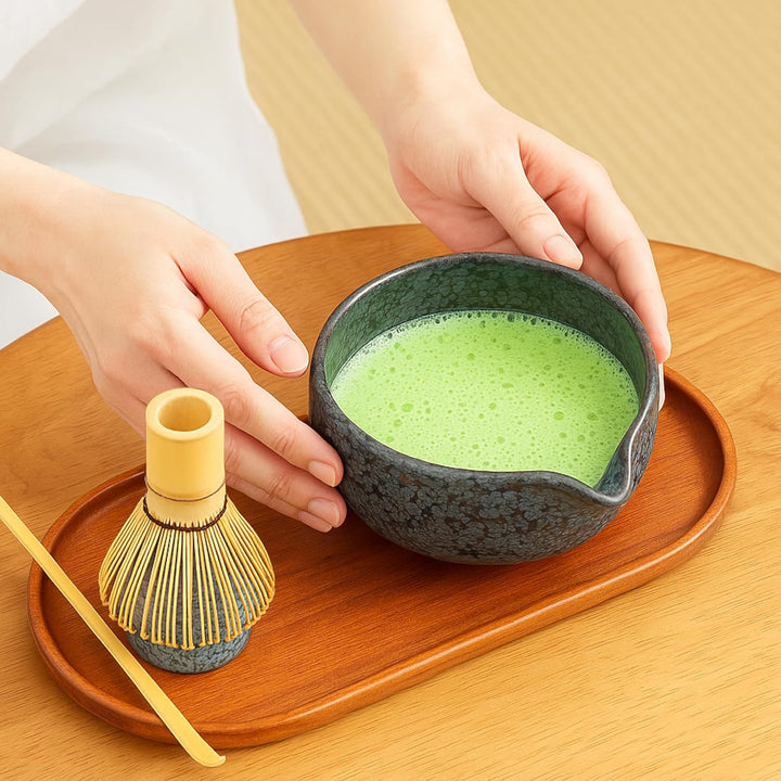 Goodwei Matcha Latte Set aus Keramik – Matchaschale mit Ausgiesser, Matchabesen, Besenhalter & Bambu