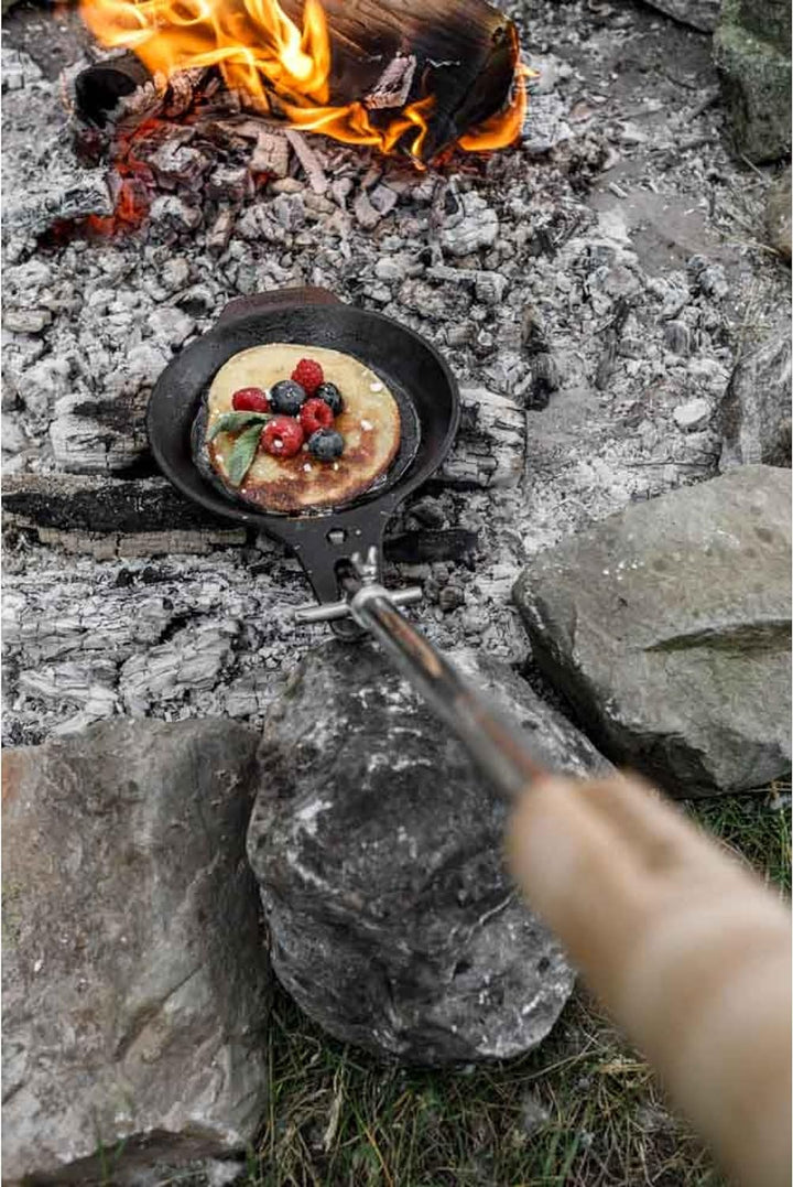 Petromax Lagerfeuerpfanne aus Gusseisen mit Teleskopstil
