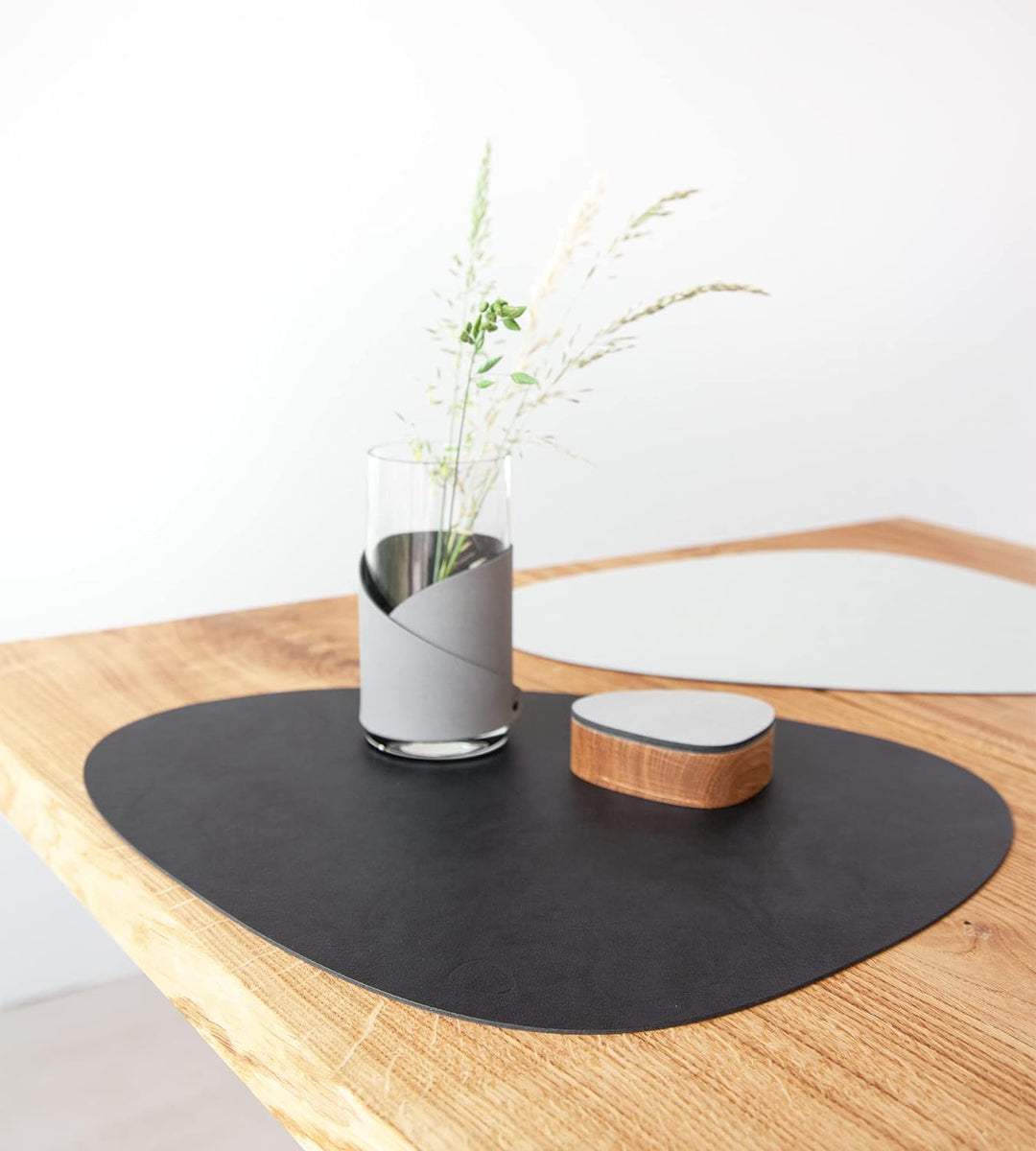 Lind DNA Tischset Curve Double L Recyceltes Leder Cloud/Nupo Schwarz-Metallic, Masse: 37cm x 44cm, 9