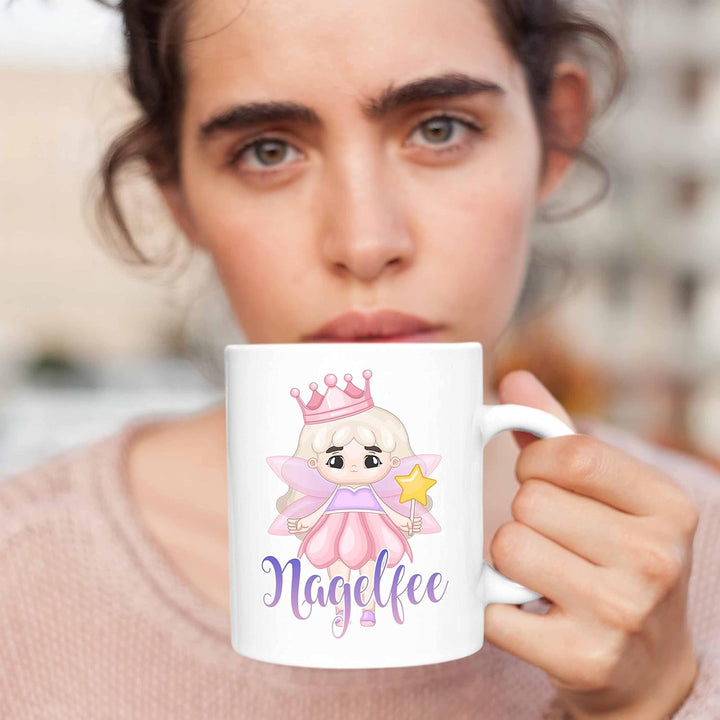 Trendation - Nagel-Fee Tasse Geschenk Nagelstudio Mitarbeiterin Gel-Nägel Spruch Süsse Grafik (Weiss