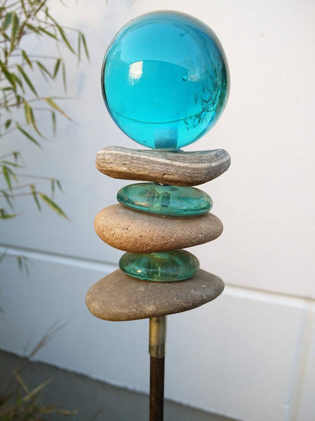 Zen Man Gartenstecker Beetstecker mit Glaskugel Stein Gartenfigure Gartendeko B6*H115cm