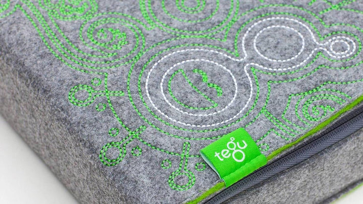 Tegu Reisetasche mit Magnetblöcken.