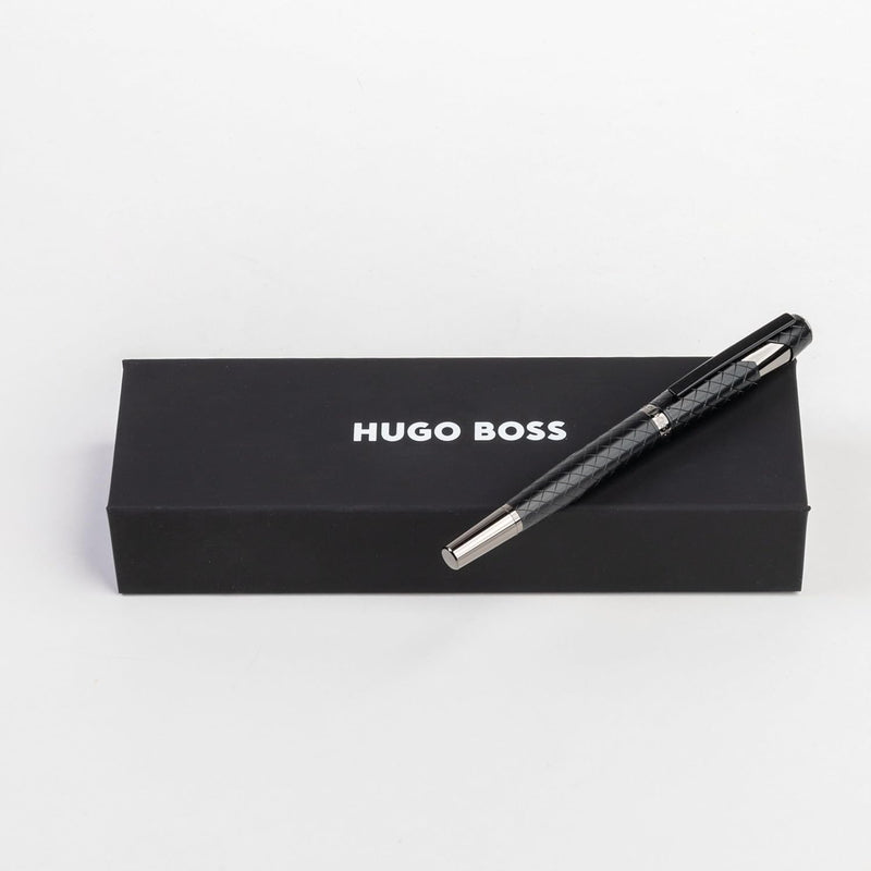 Hugo Boss Tintenroller Chevron Black aus Messing in der Farbe Schwarz mit einer Länge von 13,7cm, Ti