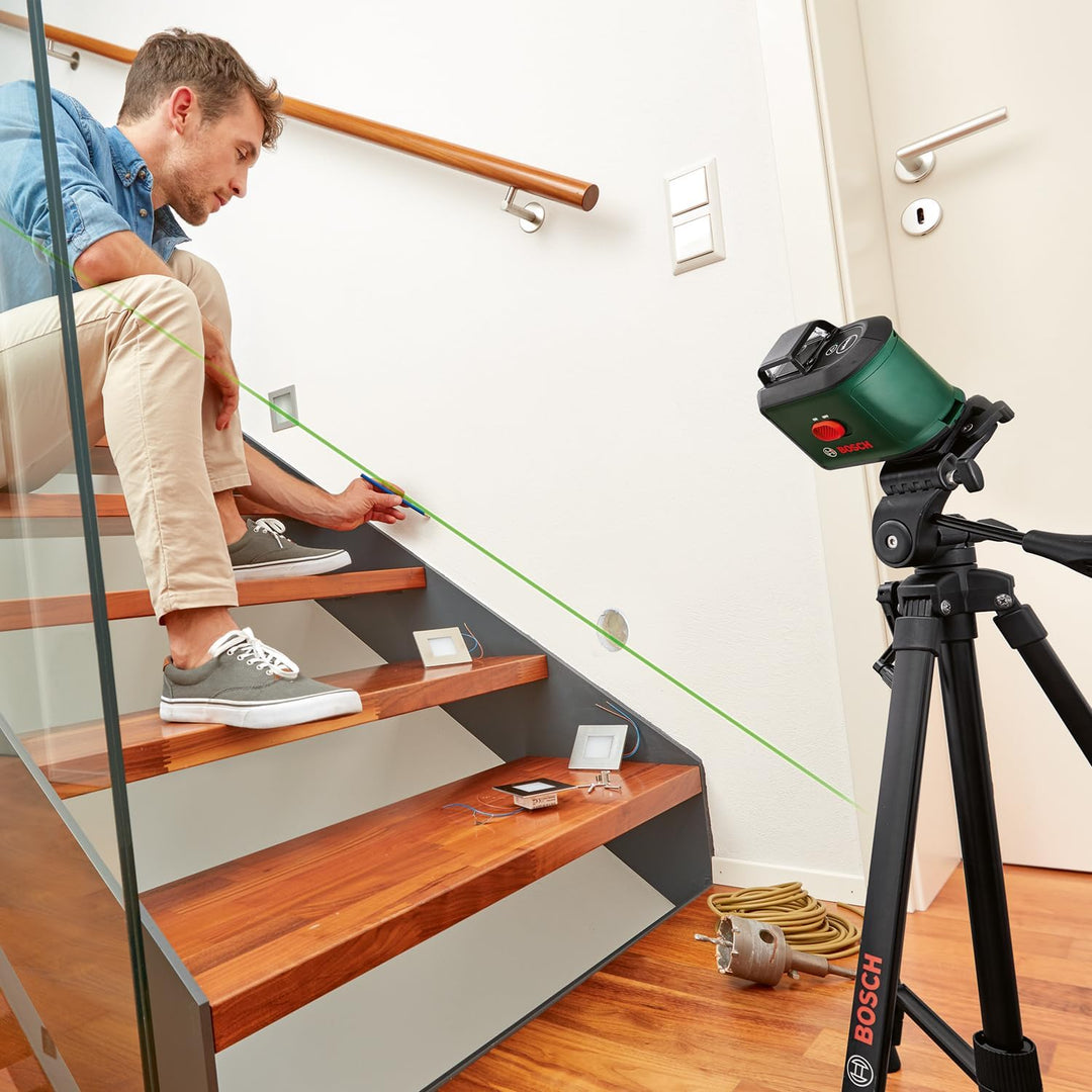 Bosch Kreuzlinienlaser UniversalLevel 360 mit Universalklemme MM 3 und Premium-Stativ TT 150 (vertik