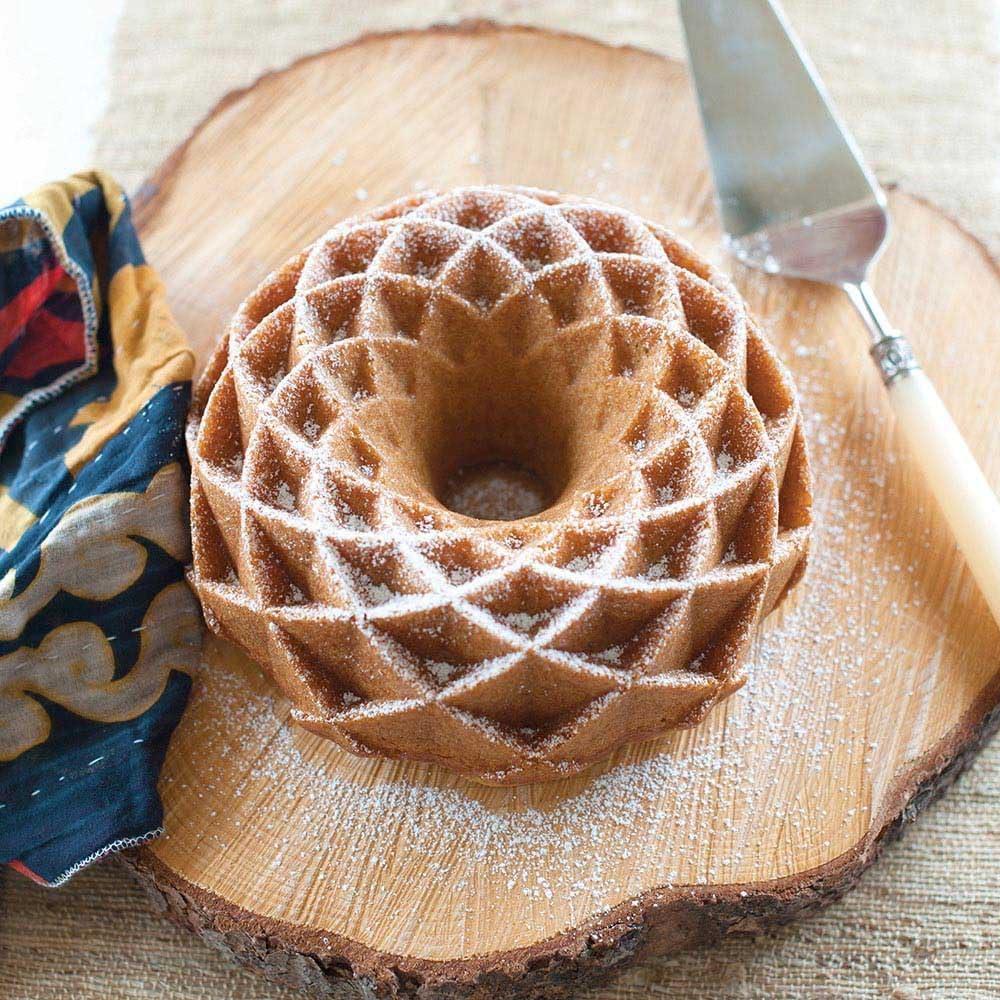 Nordic Ware Backform - Gugelhupf - Napfkuchen " Jubilee " in Gold mit filigranem Design für echte Ba
