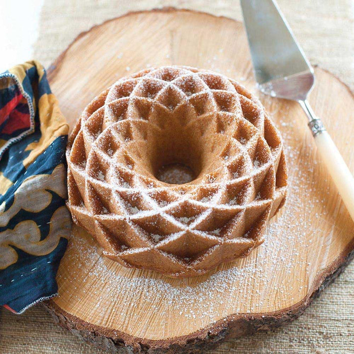 Nordic Ware Backform - Gugelhupf - Napfkuchen " Jubilee " in Gold mit filigranem Design für echte Ba