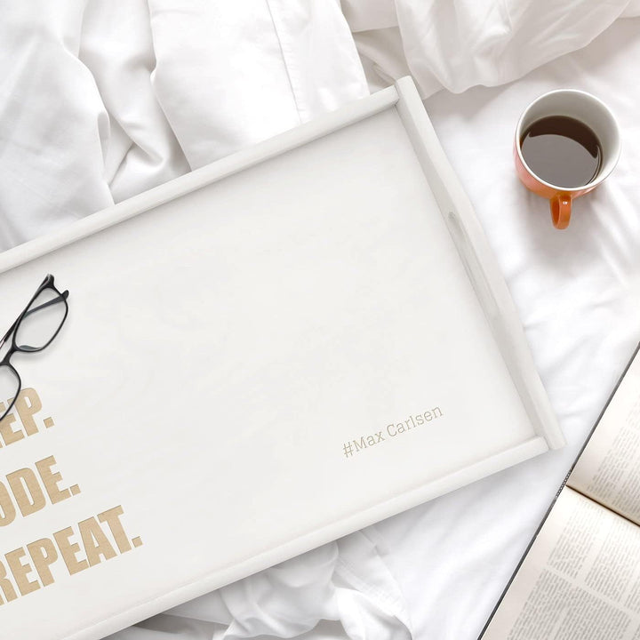 Maverton Frühstückstablett mit Gravur - Betttisch mit Griffen - klappbare Beine - erhöhter Rand - We