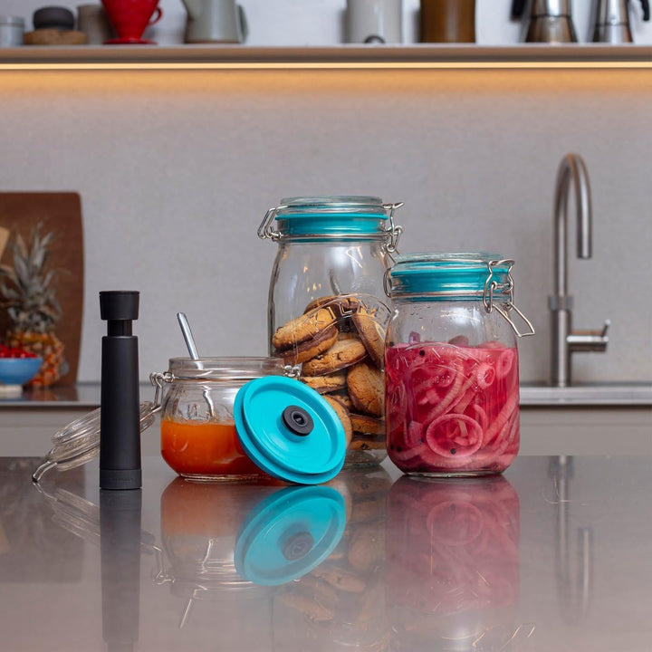 Airtender 3x Vakuumdeckel mit 3x Kilner® Einmachgläser und Vakuumpumpe – Halten Sie Lebensmittel bis