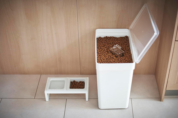 YAMAZAKI 5617 TOWER Behälter für Tierfutter mit Messbecher 25L, Trockenfutter: ca. 12kg, weiss, Poly