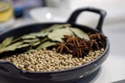 Staub 1301123 Mini-Auflaufform, rund 12 cm, 0,25 L mit mattschwarzer Emaillierung im Inneren der Auf