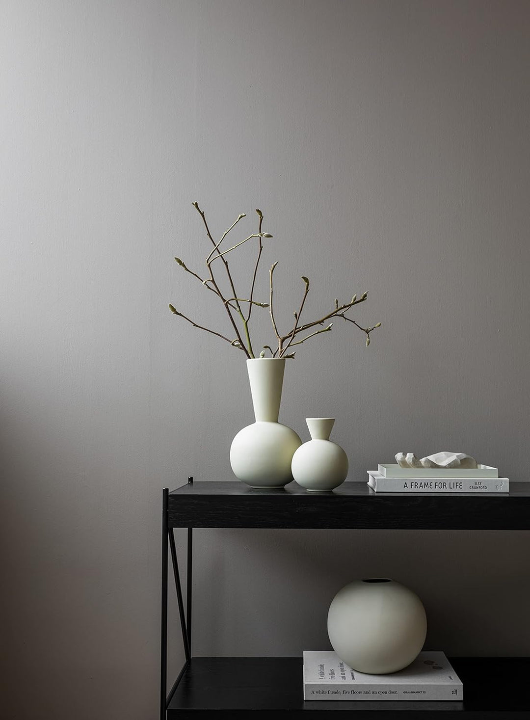 Cooee Design Trumpet-Vase aus Keramik in der Farbe Shell Cremeweiss Handgefertigt, Masse: 17cm x 17c