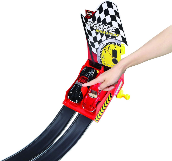 Bburago Ferrari Dual Loop: hochwertiges, lizensiertes Spieleset mit Looping inkl. 2 Spielzeugautos,