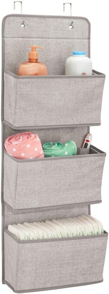 mDesign 2er-Set Hängeaufbewahrung mit 3 Taschen - Kinderzimmer Aufbewahrung für Stofftiere, Windeln
