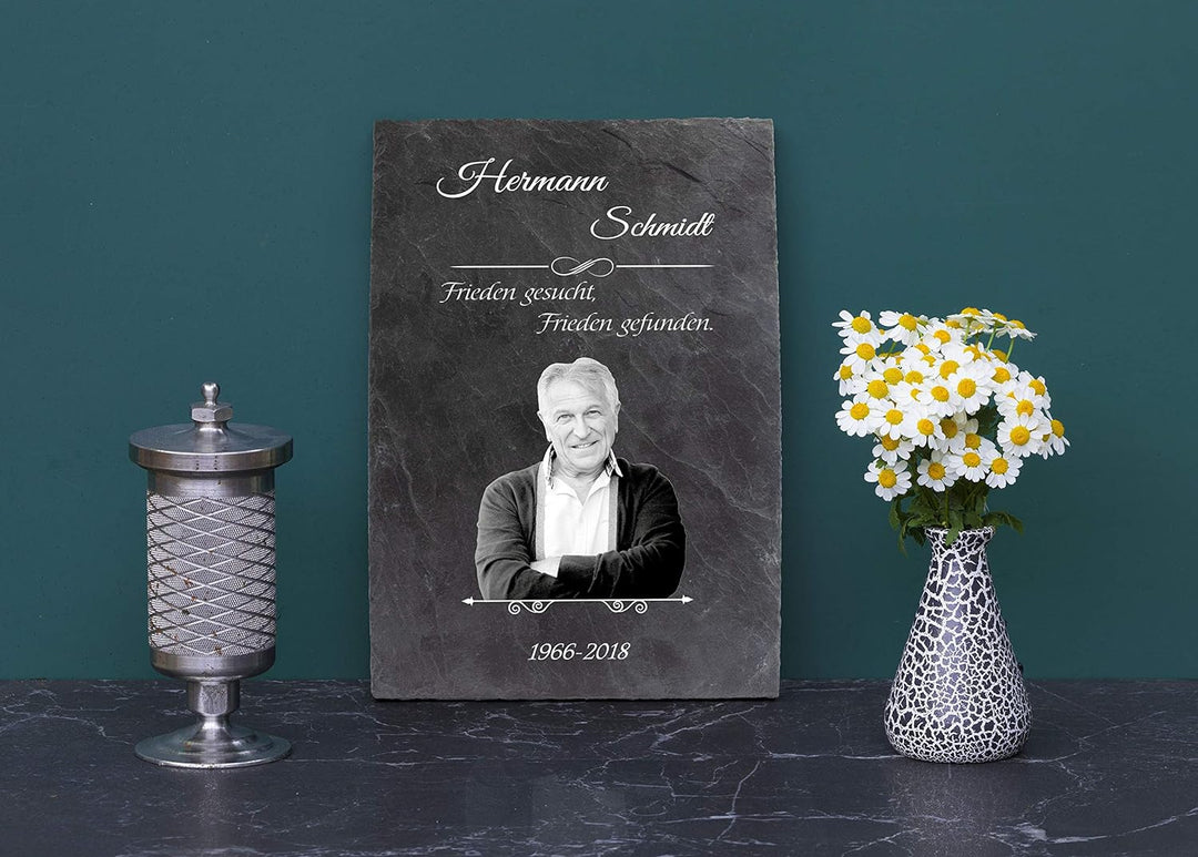 wandmotiv24 Schiefertafel Truer, Gedenktafel Verstorbene Hochformat 20x30cm Personalisiert Name + Da