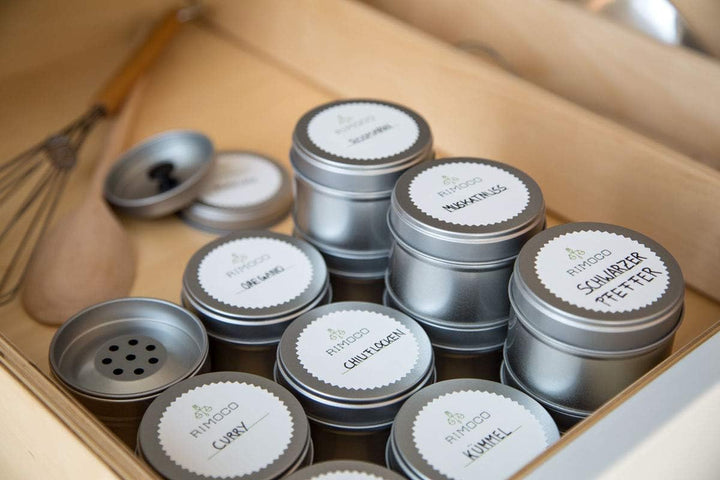 12er Pack kleine Gewürzdosen stapelbar mit extra Aromadeckel inkl. 12 Etiketten + 2 Streueinsätze |
