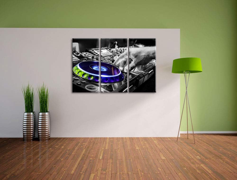 Pixxprint DJ bei der Arbeit am Plattenteller als Leinwandbild | Grösse: 3 Teilig (120x80) | Wandbild