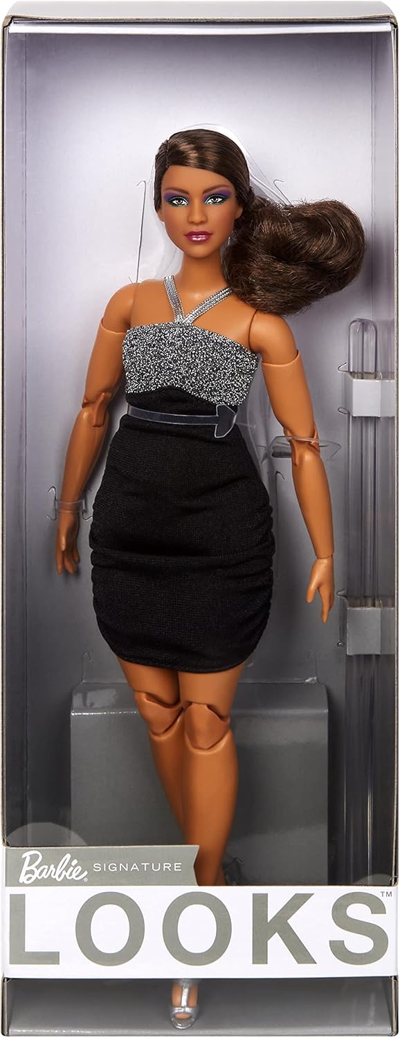 Barbie Signature Looks Puppe, Curvy Barbie mit braunem Pferdeschwanz, schwarzem Kleid, silbernen Hig