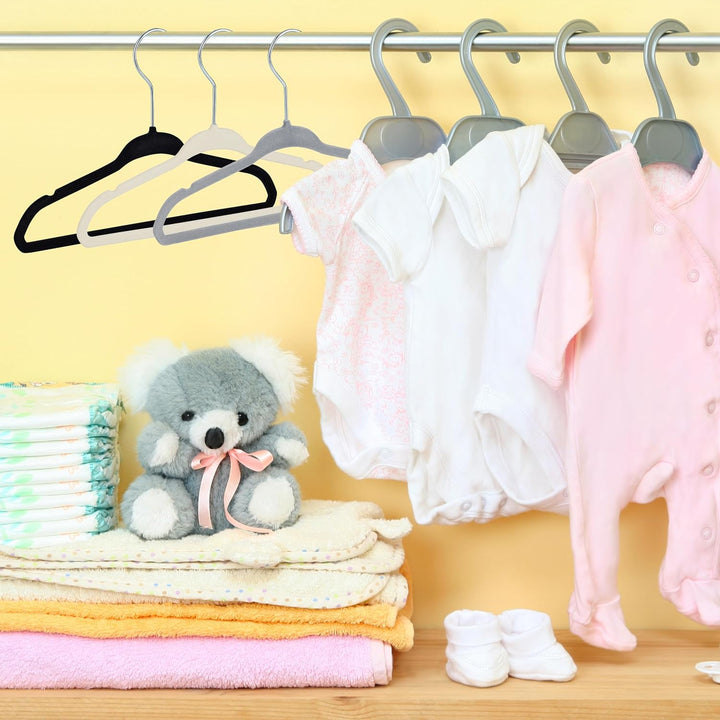 Relaxdays 50er Set Kinderkleiderbügel Samt, rutschfeste Kleiderbügel, Steg &amp; Kerben, Mädchen &amp; Junge