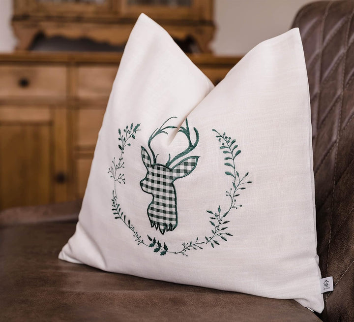 Zirbenkissen beige grün Bestickt mit Hirsch Grösse 40x40 cm befüllt mit Zirbenflocken aus Zirbenholz
