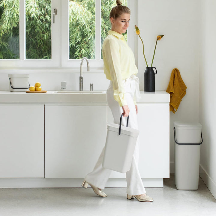 Brabantia Sort & Go Abfalleimer mit Deckel 3 L (hellgrün), platzsparender Biomüll Behälter mit Griff