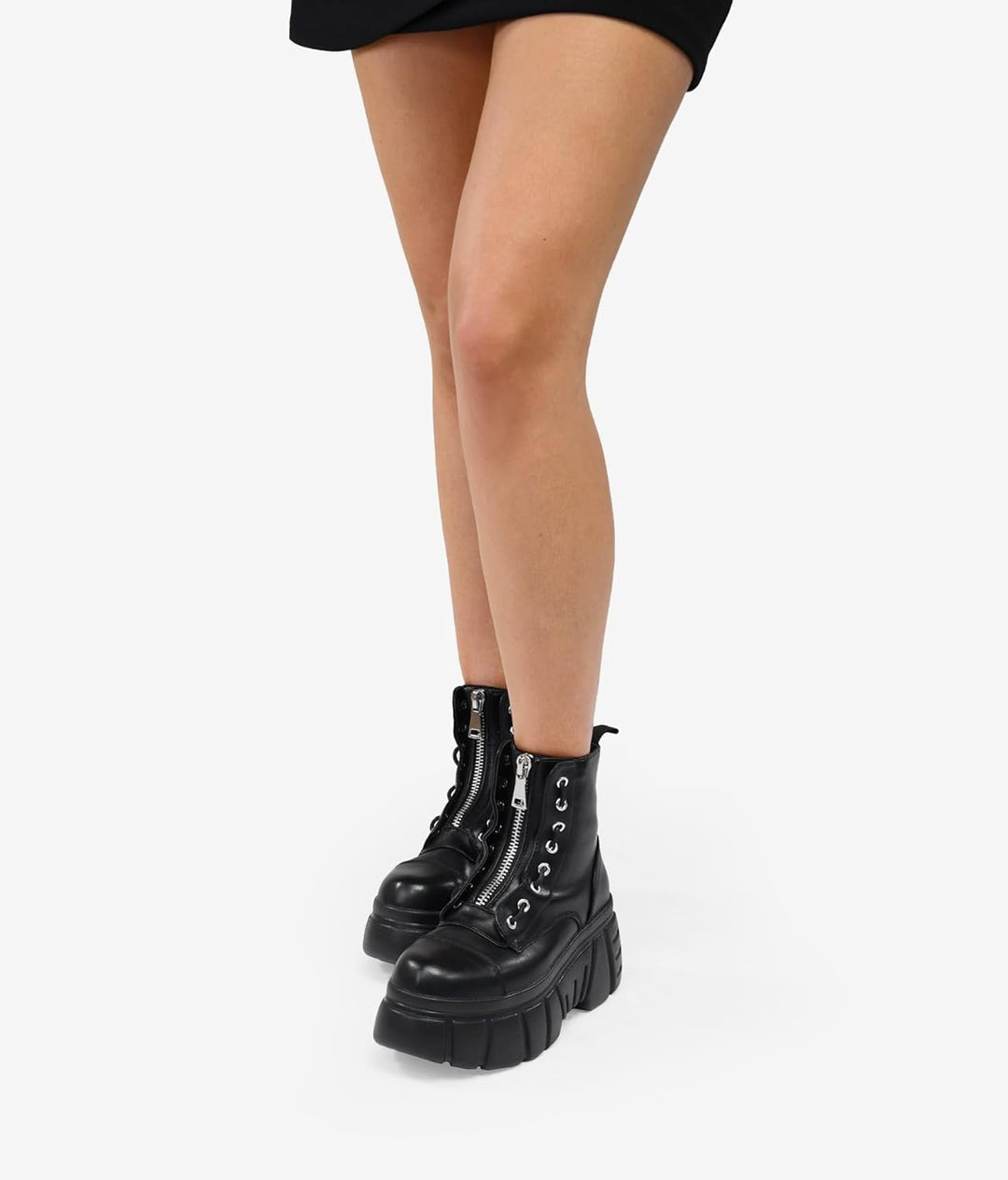 BOSANOVA Militärstiefel aus veganem Leder mit Frontreissverschluss, dekorative seitliche Schnürung u