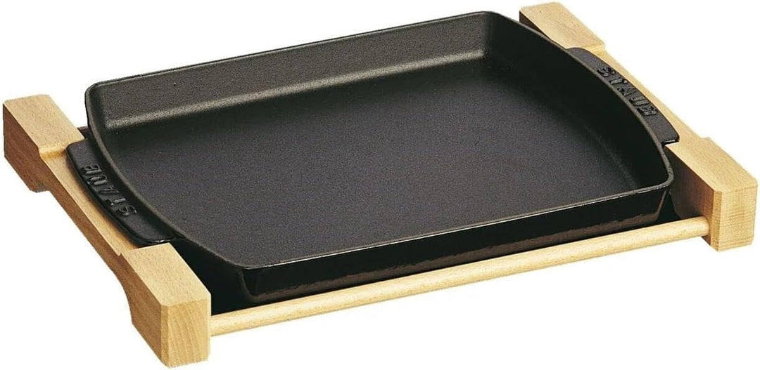 Staub Teller mit Holzunterlage, rechteckig (33 x 23 cm, 1 L) schwarz