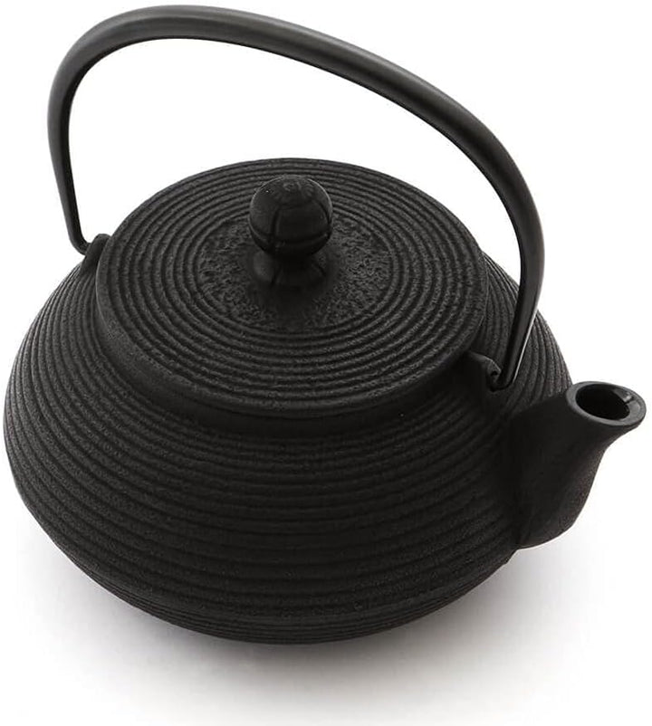 Iwachu Teekanne Gusseisen. Japanische Kyusu Senbiki, Original, Schwarz 650ml, 0,65 Liter Sieb-Einsat